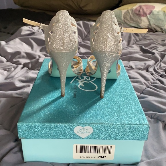 Betsy Johnson Diamond Silver Blue Bottom Wedding Heels Size 7 - Picture 5 of 7